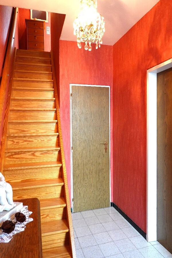 Op te frissen rijwoning in hartje Gistel 