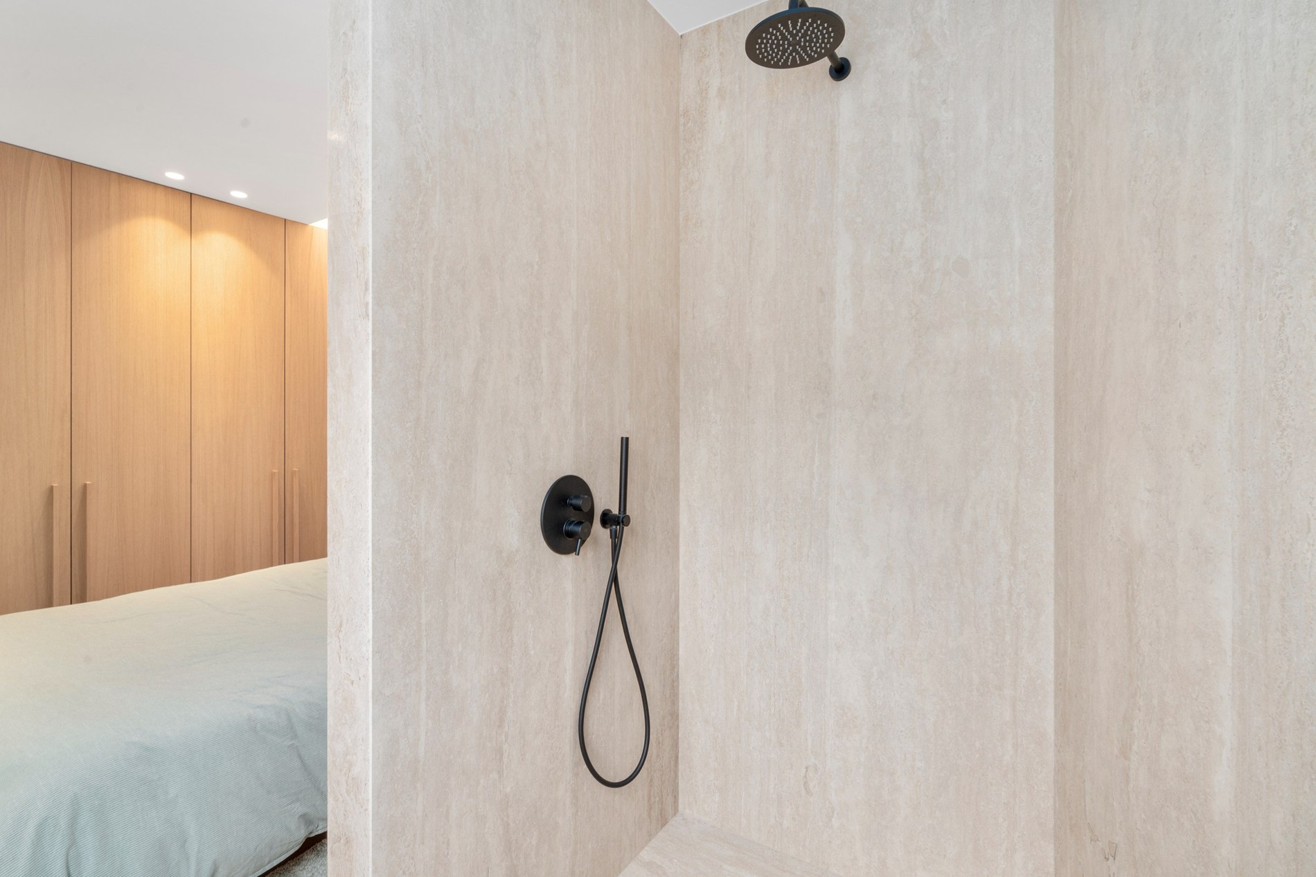Zeer mooi en luxueus afgewerkt 3 slaapkamer appartement aan het Driehoeksplein nabij de Zeedijk 