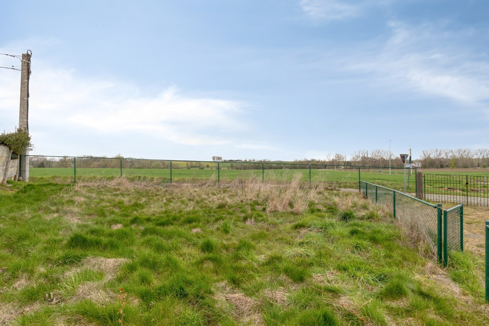 Mogelijkheid om te splitsen in 2 woningen - Half open bebouwing (hoeve) met 5 slaapkamers, tuin, terras en zeer ruime garage in Oorbeek (Tienen)! – EPC 730 kWh/m² - bewoonbare opp. 195 m² 