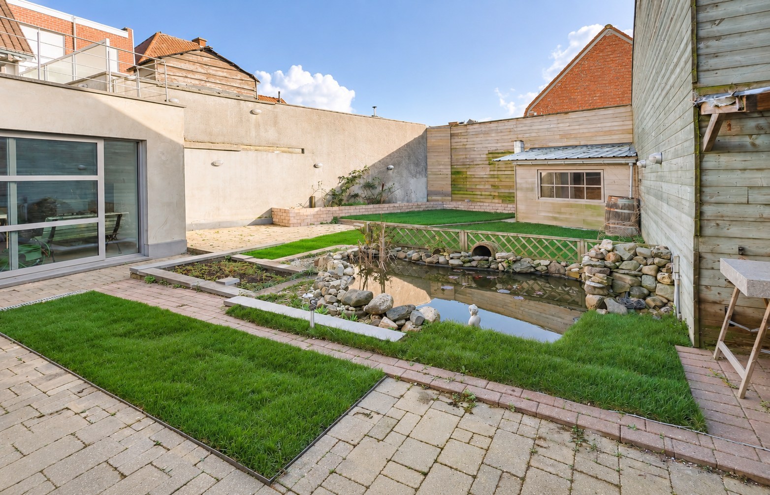 Bel-etagewoning met tuin, loods (450 m²) en tal van mogelijkheden 