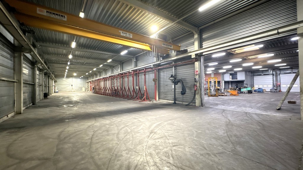 Magazijn met kantoren te huur langs E34 in Beveren