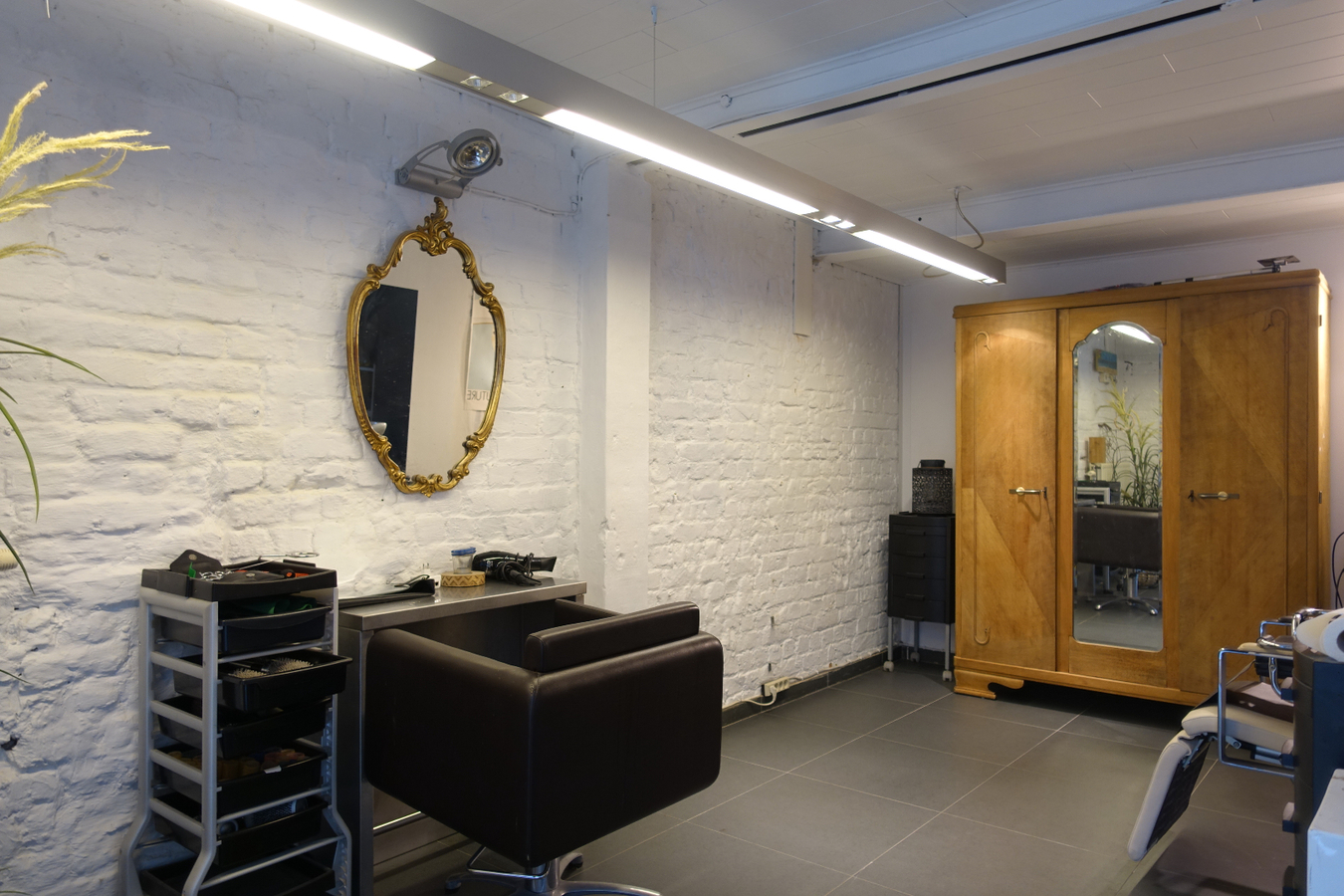 Polyvalent hoekpand met karaktervol appartement en terras 