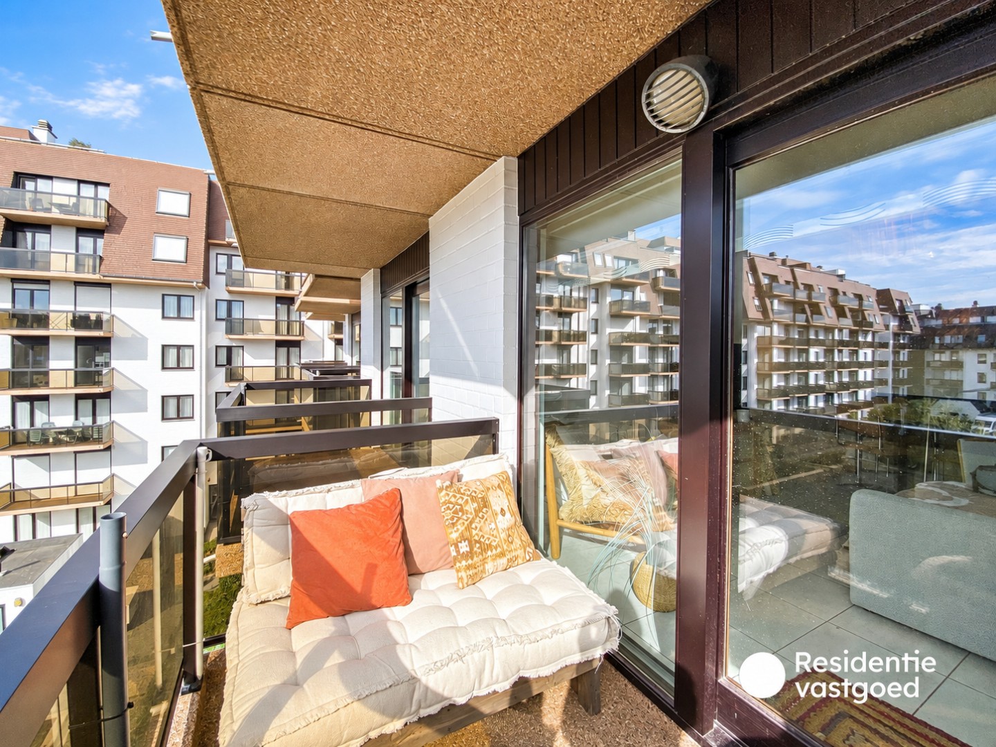 Lichtrijk zongerichte studio met slaaphoek, gelegen op 300m van de zee te Koksijde. 