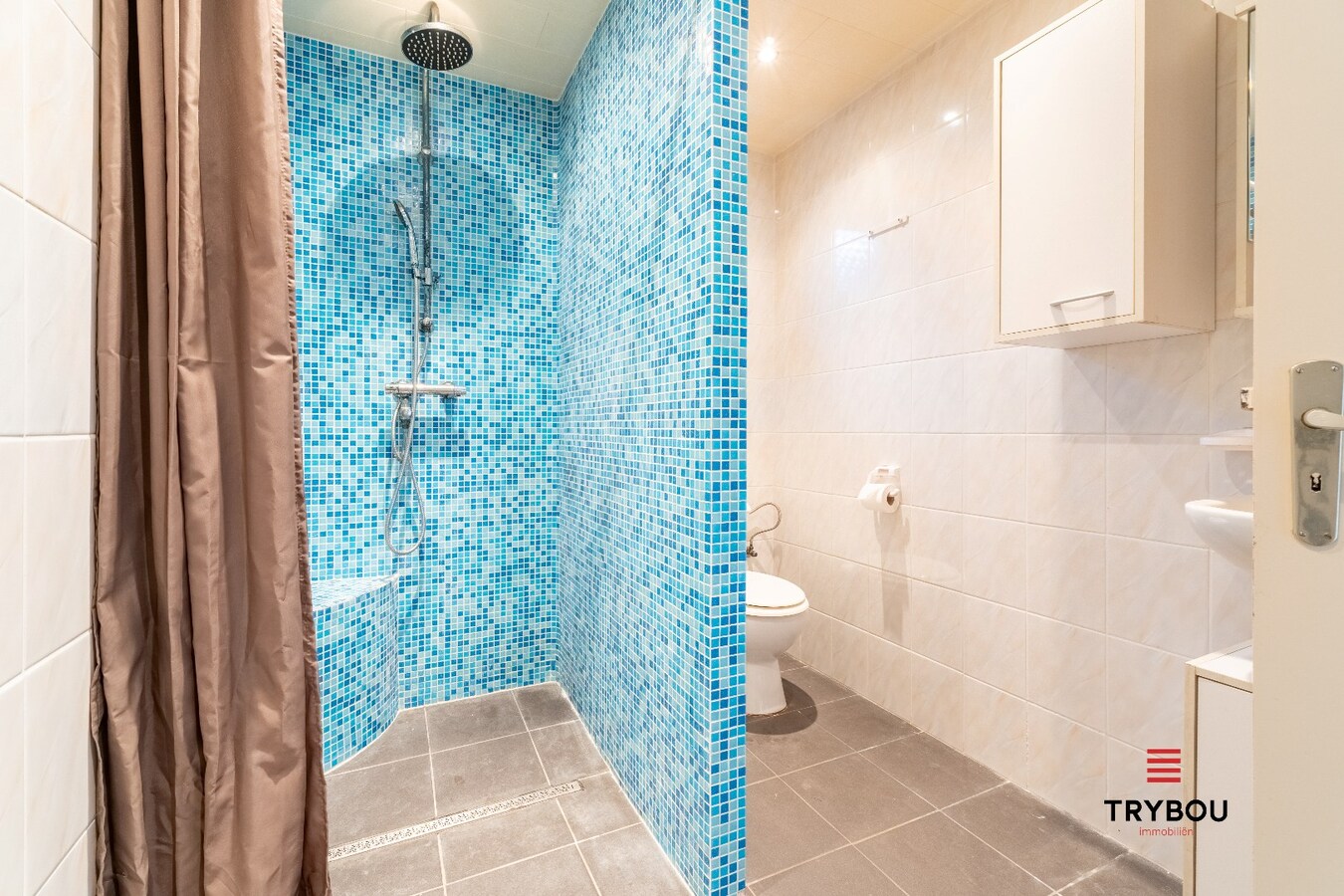 Gelijkvloerse woning met 2 garages in het centrum van Houthulst 