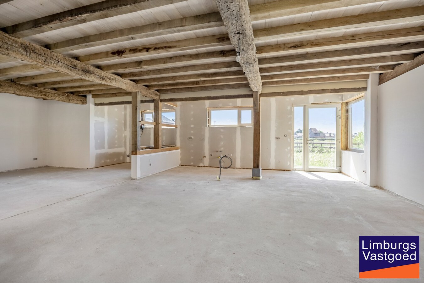 UNIEKE VIERKANTSHOEVE met paardenstallen op 7,34 hectare met vergunning voor zwembad en poolhouse 