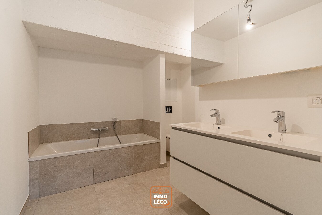 Appartement neuf 2 chambres avec jardin privatif et emplacement de parking, COUP DE CŒUR ! 