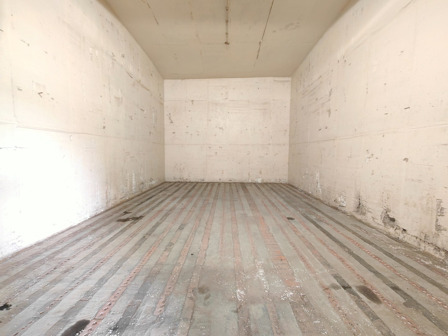 Loods van 190m² met automatische inrijpoort 