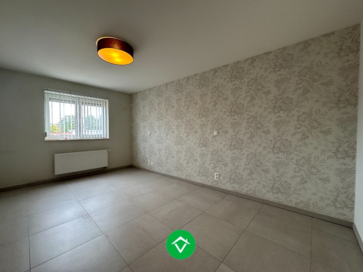 Charmant 2-slaapkamerappartement met garage en extra berging aan markt Kortemark 