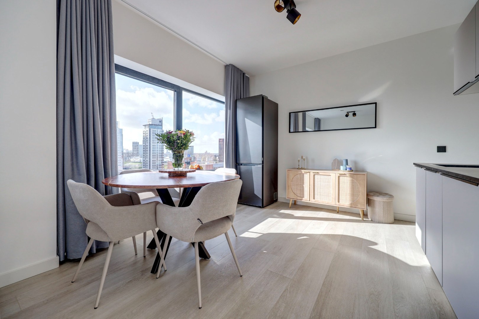 Energiezuinig en instapklare studio met energielabel A, moderne keuken en badkamer en uitzicht op de skyline van Rotterdam. 