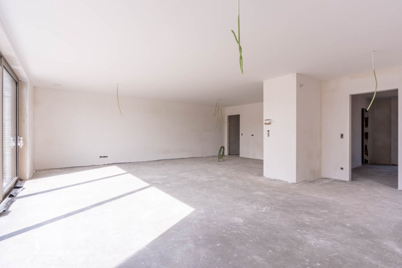 Vrijstaande, rustig gelegen CASCO + afgewerkte woning in een moderne bouwstijl op een fraai perceel op een rustige locatie! 