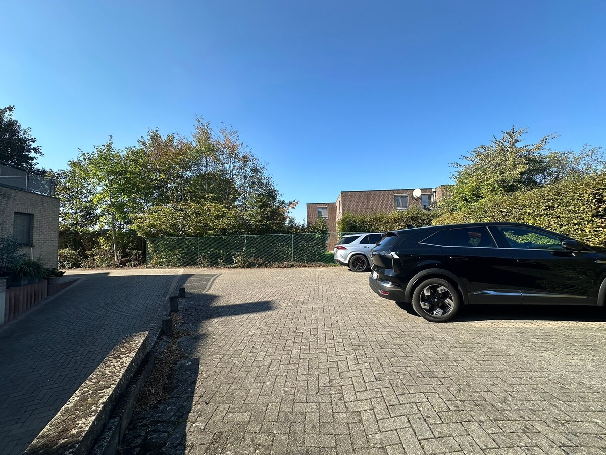 5 Parkeerplaatsen op 600 m van de Markt van Maaseik. 
