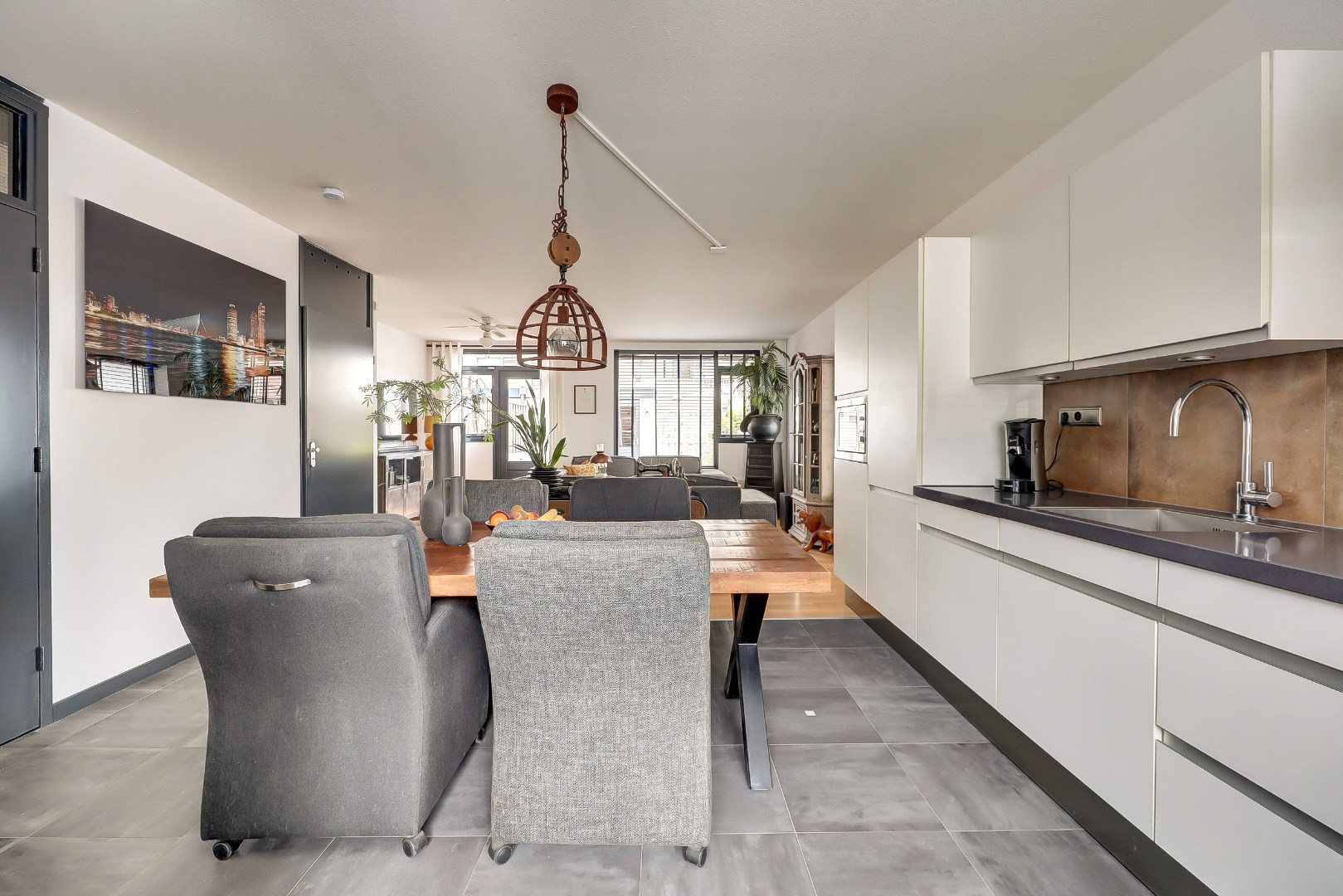 Instap klaar en moderne 4-kamer hoekwoning met 3 ruime slaapkamers, fraaie keuken en badkamer, onderhoudsvriendelijke tuin en gelegen op eigen grond. 