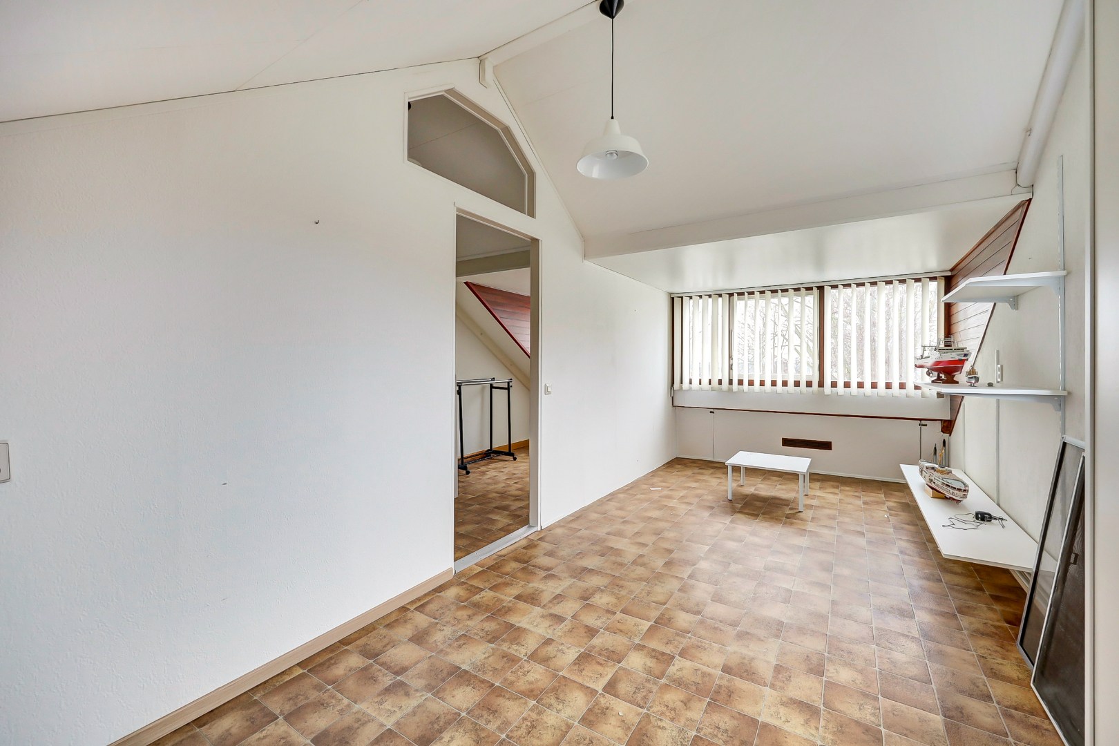 Ruime en lichte 2-onder-1-kap woning met parkeerplaats, garage, 3 slaapkamers, en zonnige tuin op het zuidwesten direct aan het water 