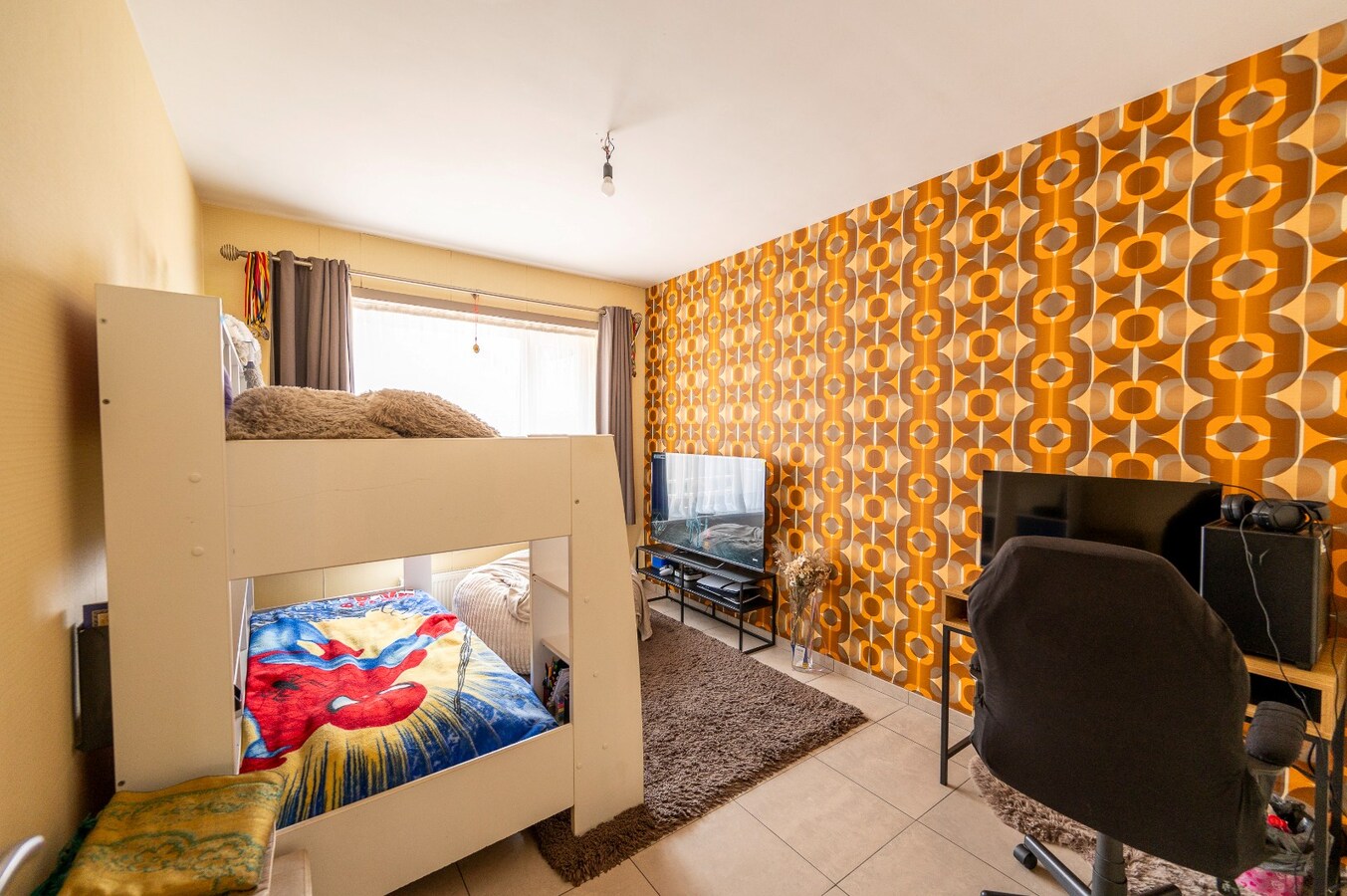 RUIM 2-SLAAPKAMER APPARTEMENT + GARAGEBOX 