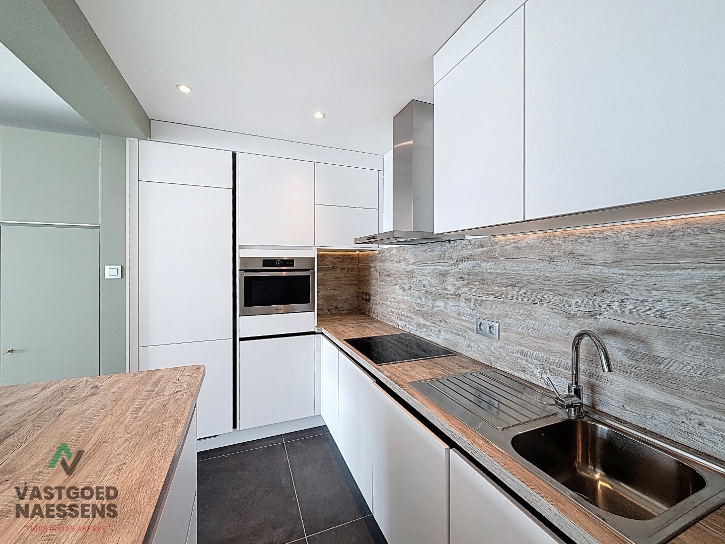 STUDIO RÉNOVÉ AVEC VUE SUR LA MER 