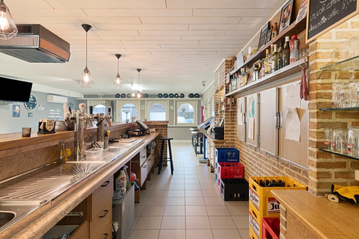 Woning met handelspand te koop in Oostrozebeke op een perceel van 768 m2. 