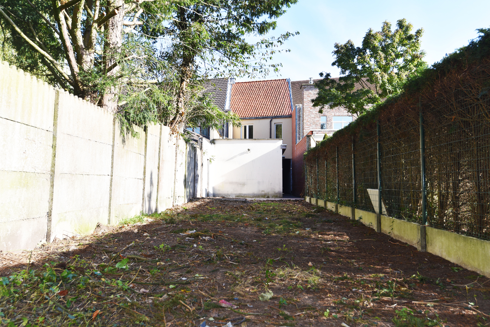 Rijwoning met 2 slpks en tuin te Eeklo 