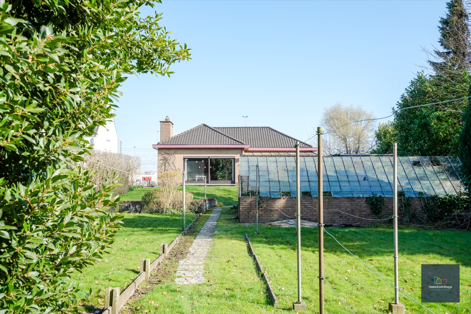 Ruime bungalow met garage op 1980m² grond 