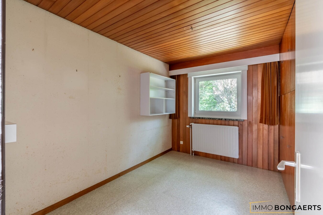 Ruime te renoveren woning op een mooi perceel. 