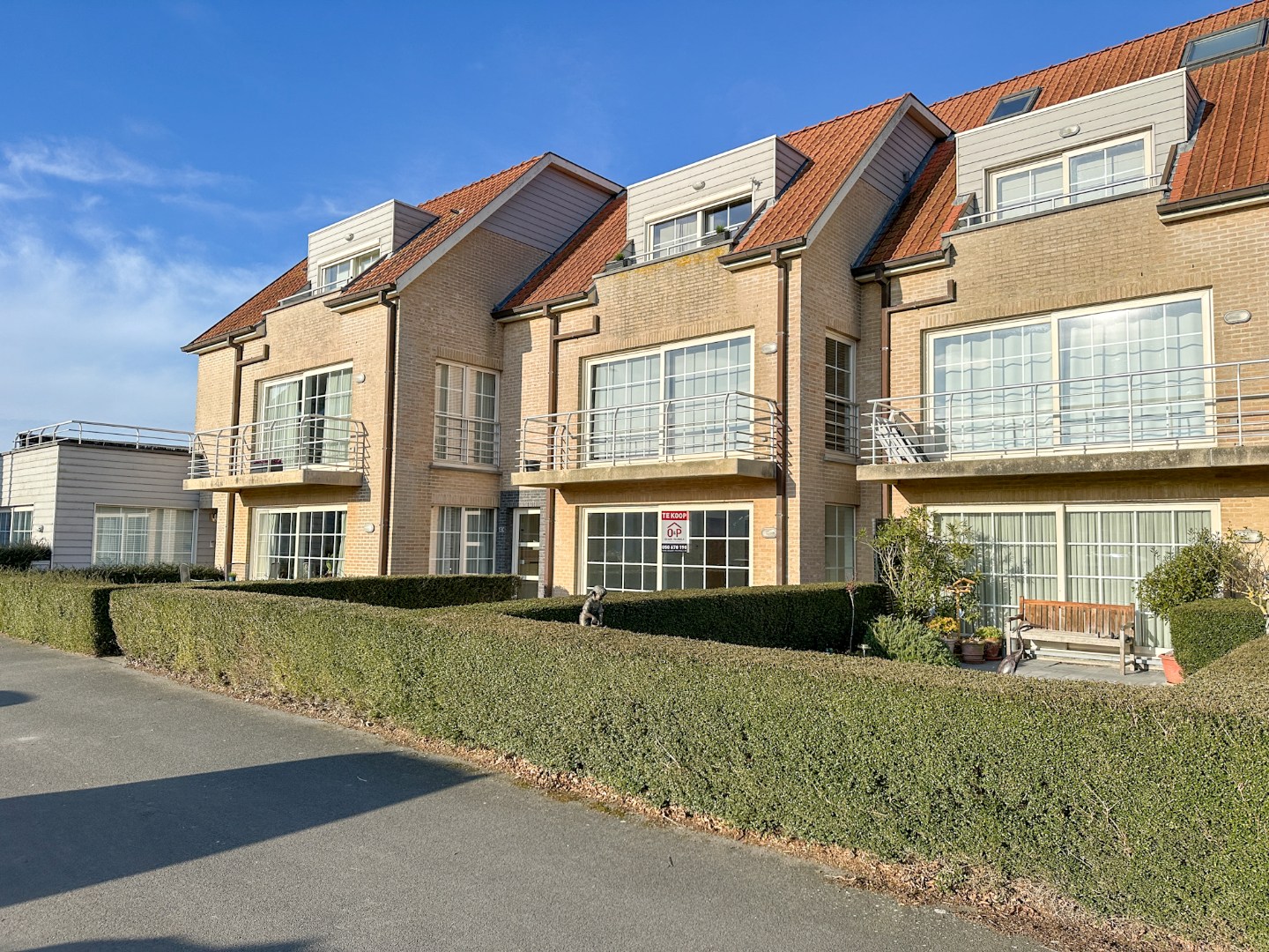 Lichtrijk gelijkvloers appartement met 2 slpk, garage en autostandplaats 