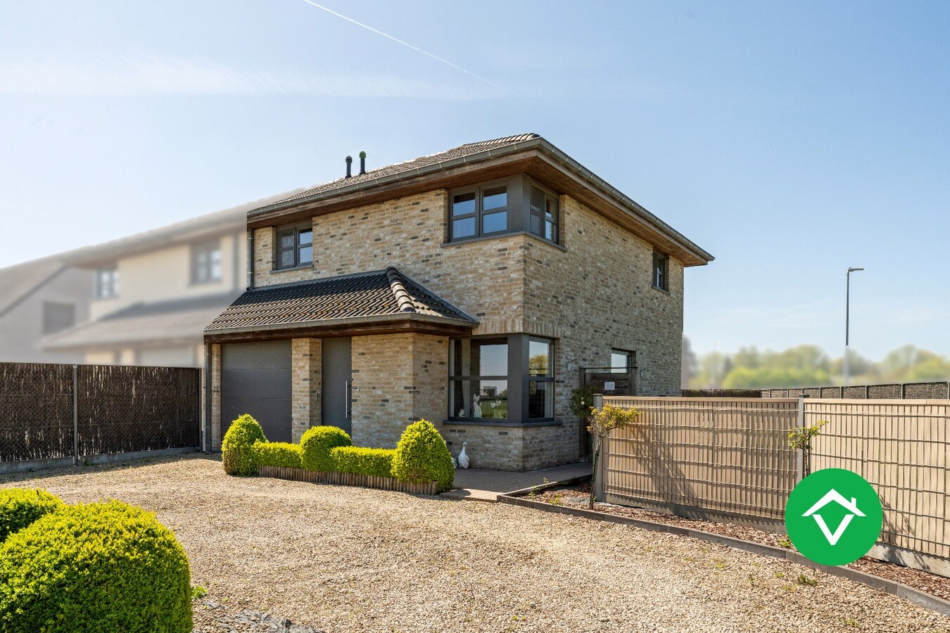 Recente woning (2011) met 3 slaapkamers, inpandige garage en vergezichten te Koekelare 