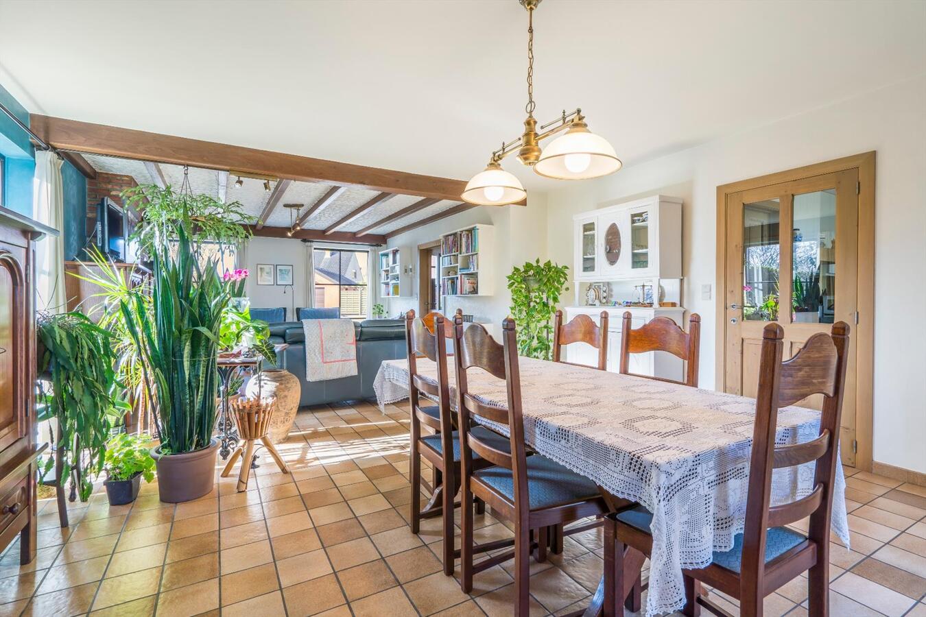Verrassend ruime, alleenstaande woning met fraai aangelegde, zuidgerichte tuin 