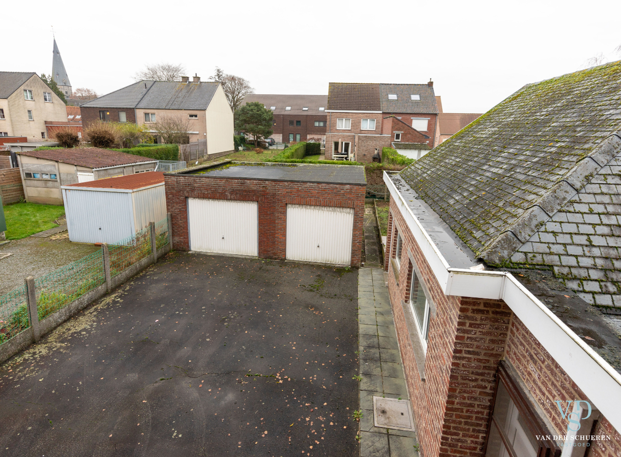 Degelijke, op te frissen Half Open Bebouwing. 