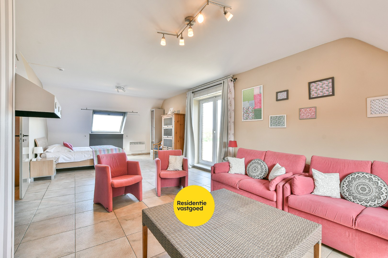 Unieke investeringskans: karaktervol hotel met 18 kamers &amp; woonmogelijkheden te koop! 