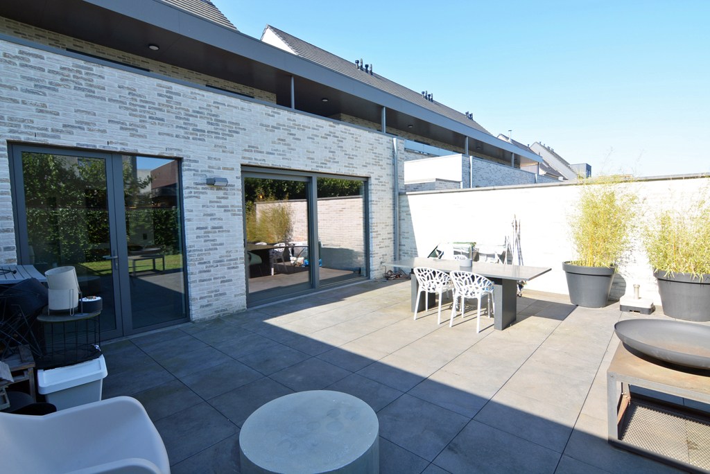 Gelijkvloers appartement met 2 slpk, ruim terras, tuin en 2 autostandplaatsen. 