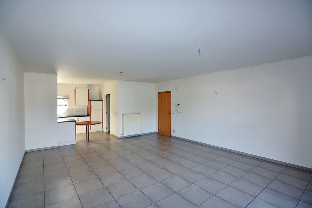Gelijkvloers appartement (121 m²) met 2 slpks, overdekt terras, garage en kelderberging. 