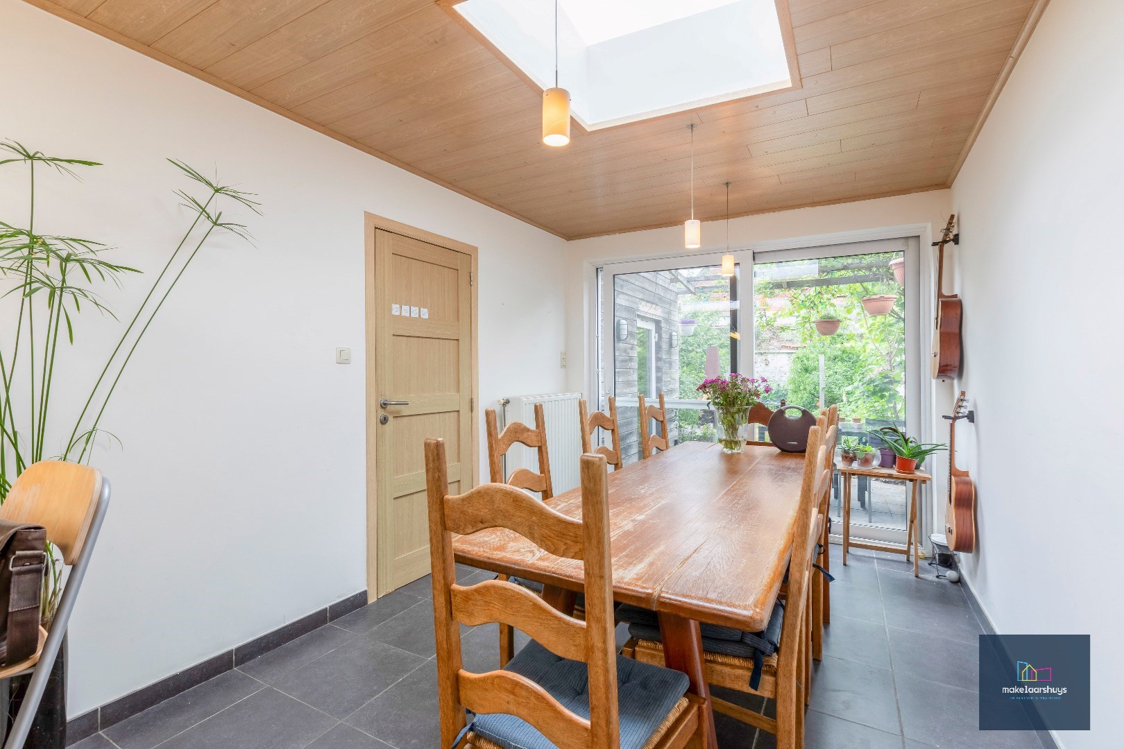 Instapklare woning met aangename tuin en garage 