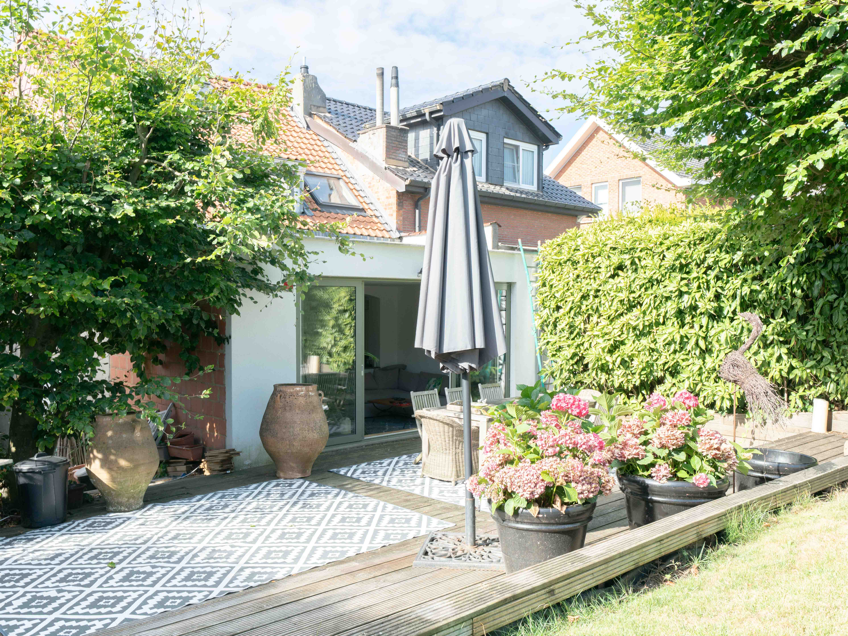 Zeer charmante eengezinswoning + projectgrond voor 2 app. 