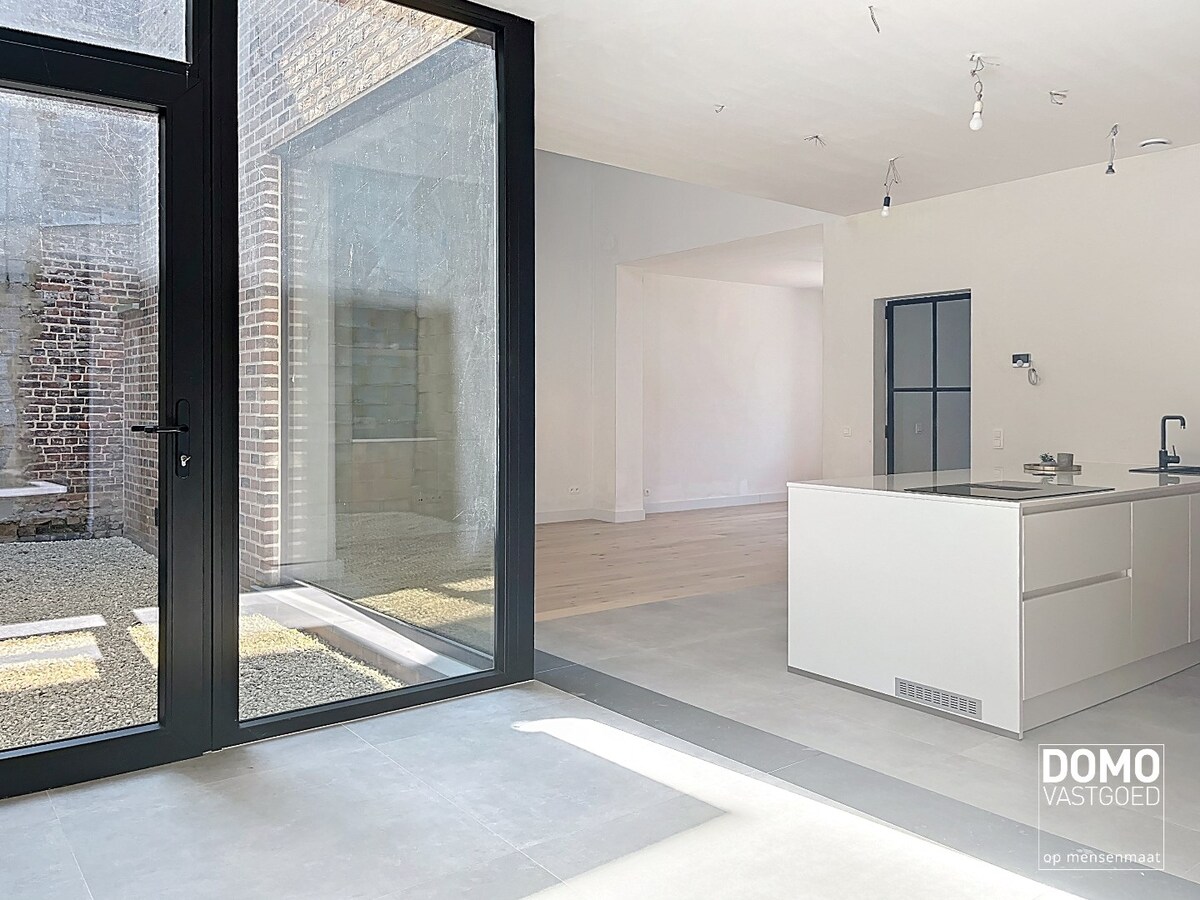 PRACHTIG GERENOVEERDE, LICHTRIJKE WONING MET 3 SLAAPKAMERS, 2 BADKAMERS, EEN ZONNIGE TUIN EN 2 PARKEERPLAATSEN TE GINGELOM (MIELEN-BOVEN-AALST) 