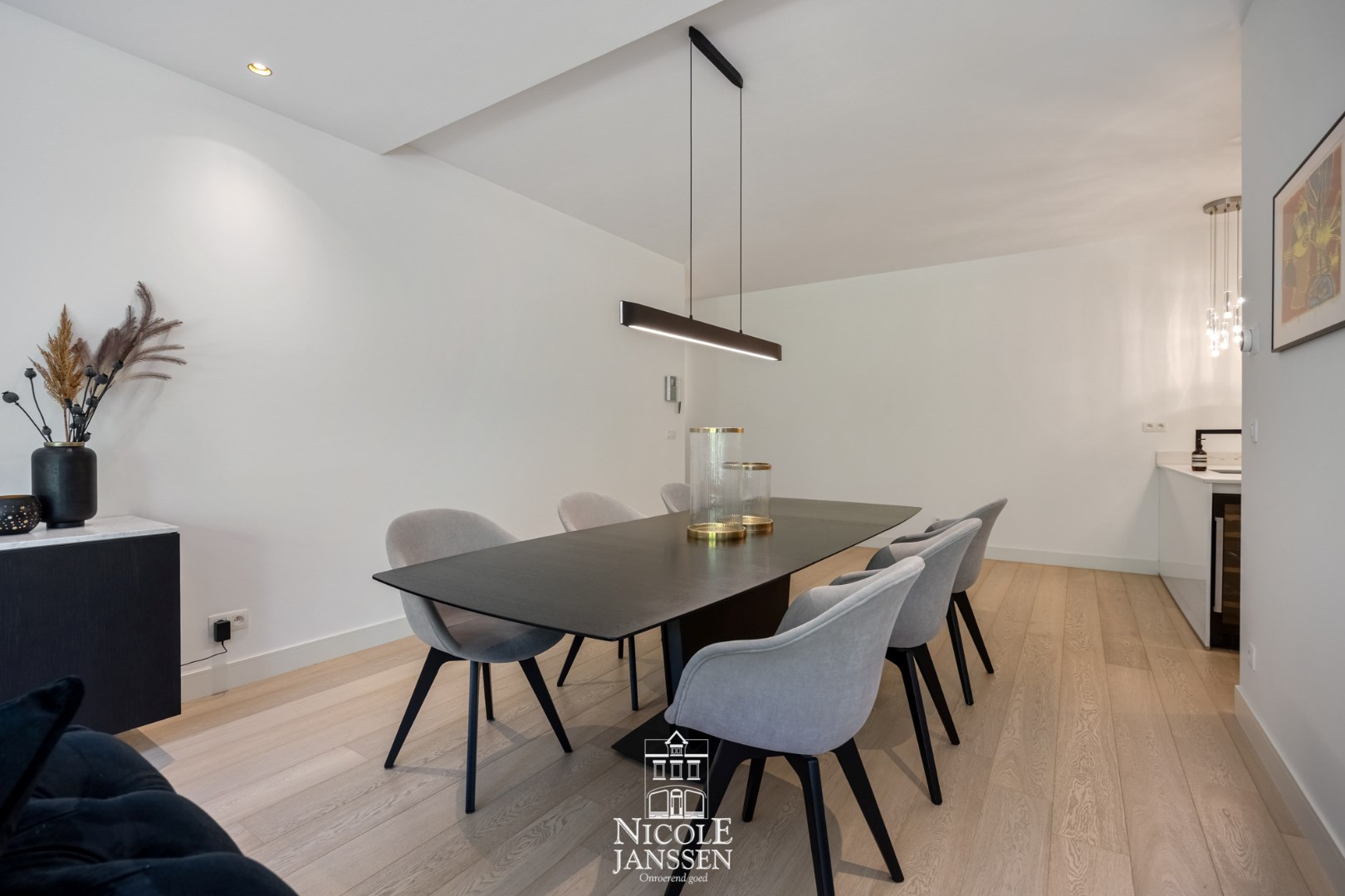 Aansluitende eetruimte die mooi overloopt in de leefruimte 