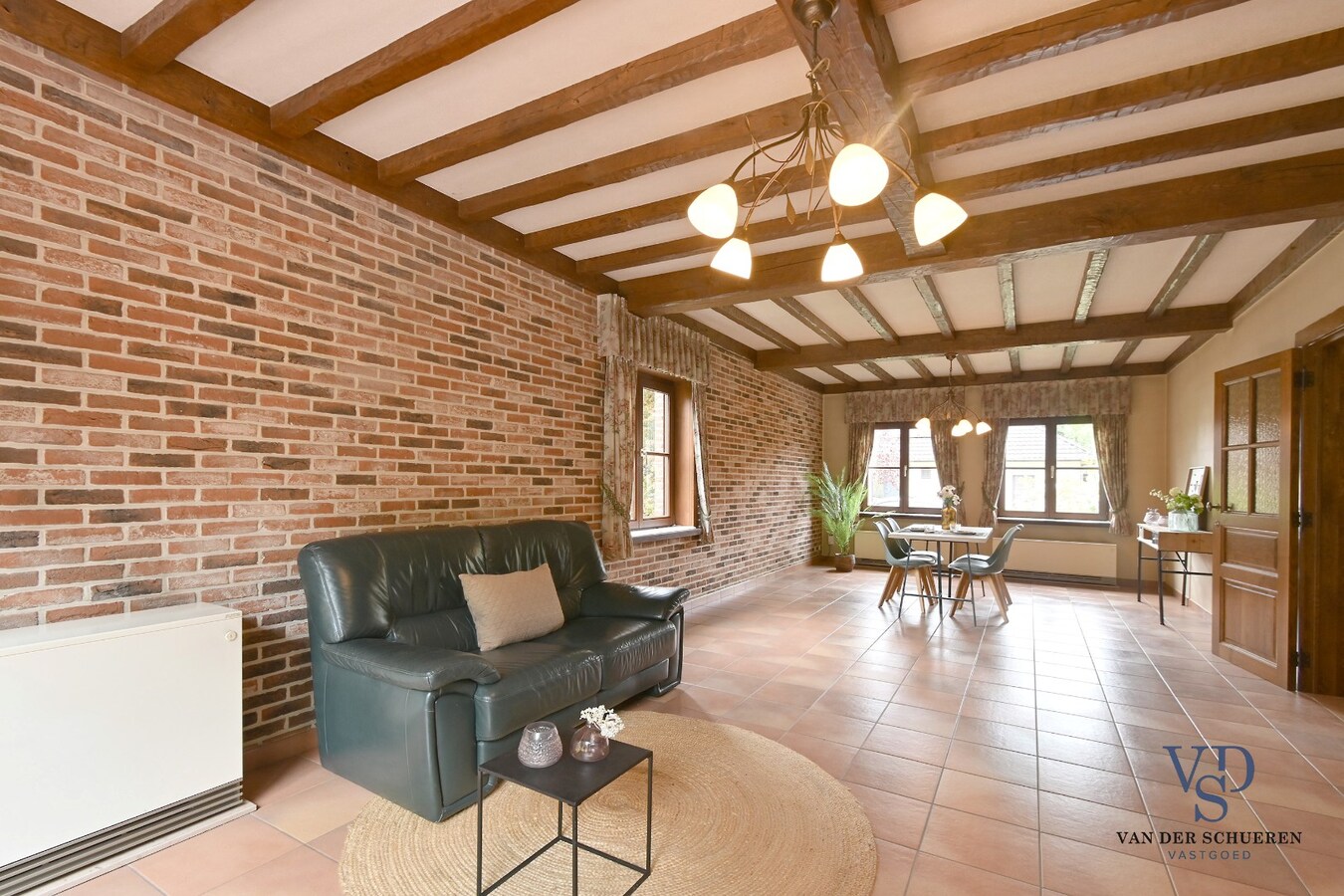 Bijzonder degelijke en ruime villa in doodlopende straat 