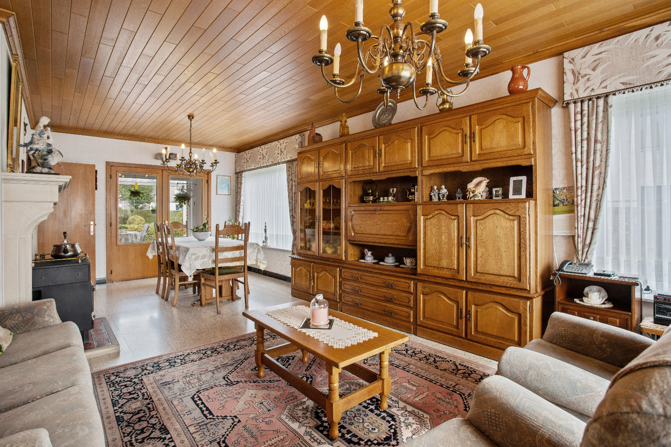 Centraal gelegen woning met 5 slaapkamers op ruim perceel van 982m² 