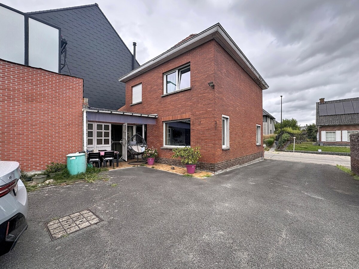 Woning met veel opbergruimte te Zomergem! 