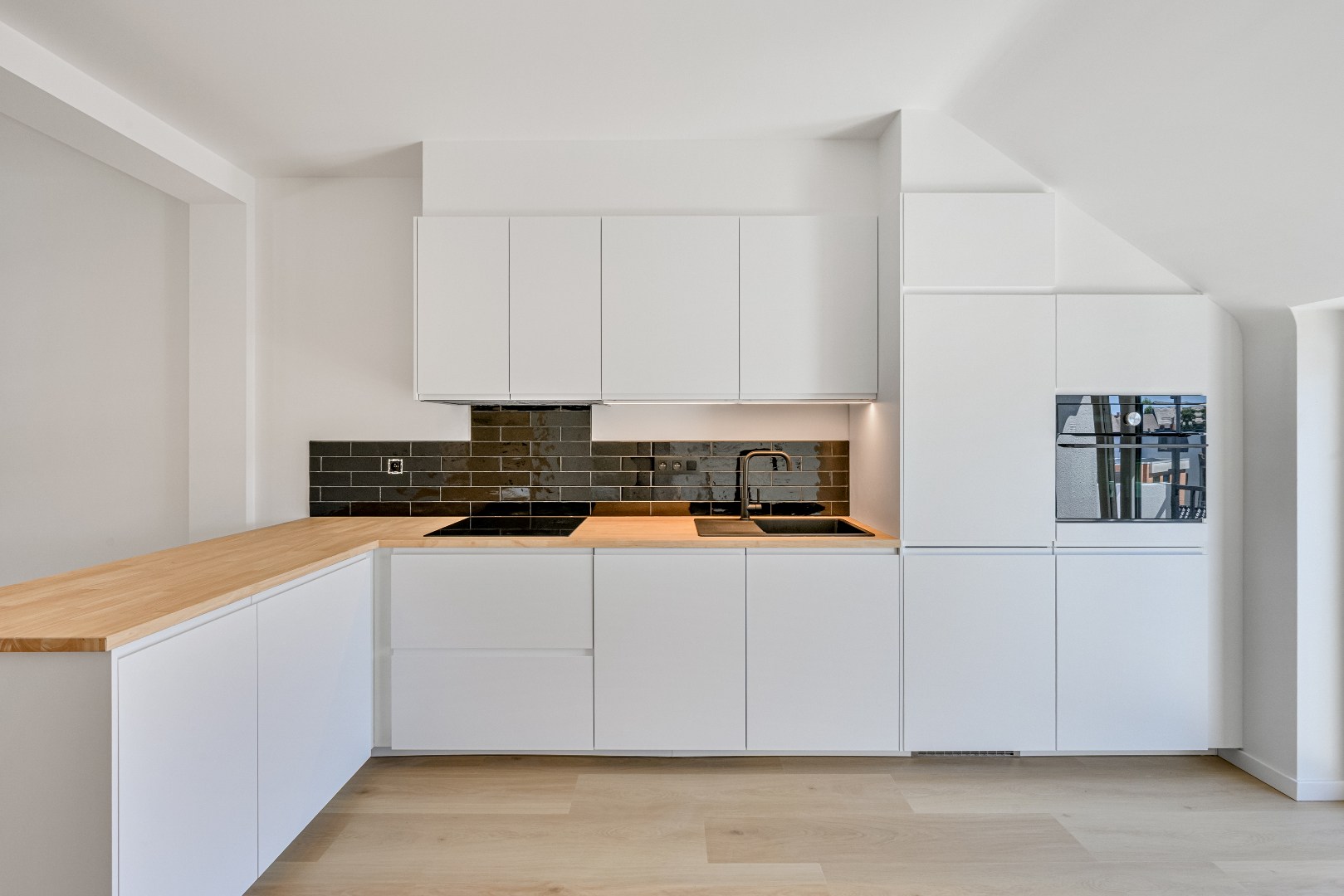 VERHUURD Stijlvol wonen in een  gerenoveerd appartement nabij Station Gent-Sint-Pieters 