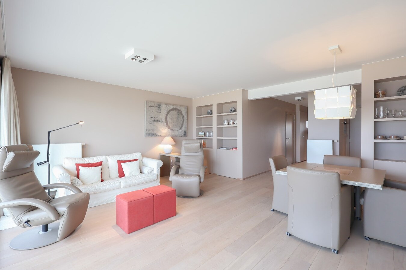 Appartement magnifique avec vue frontale sur la mer et deux chambres à coucher. 