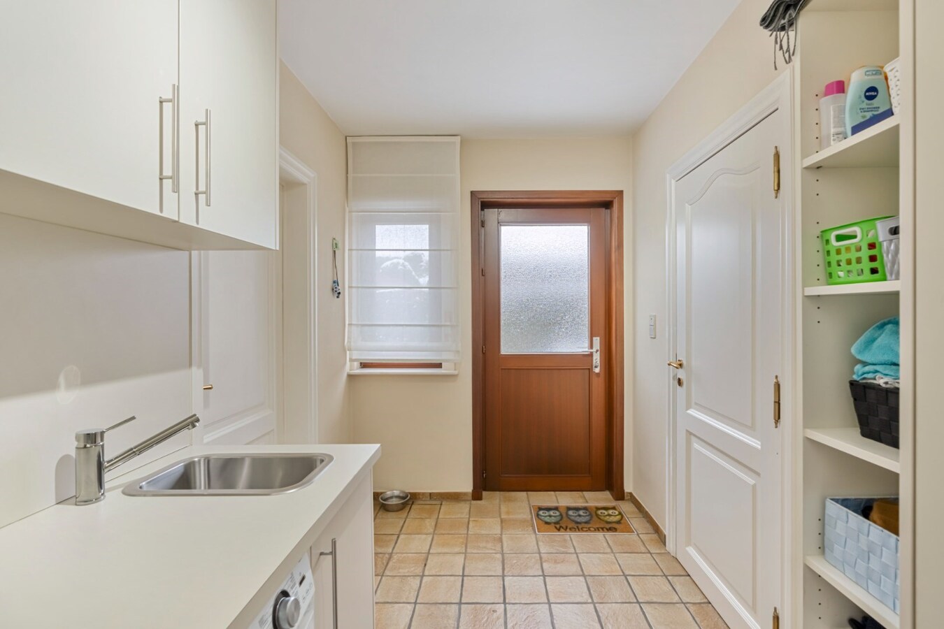 Ruime woning op een zeer rustige locatie met tuin, garage, carport en 3 slaapkamers in Opglabbeek. 