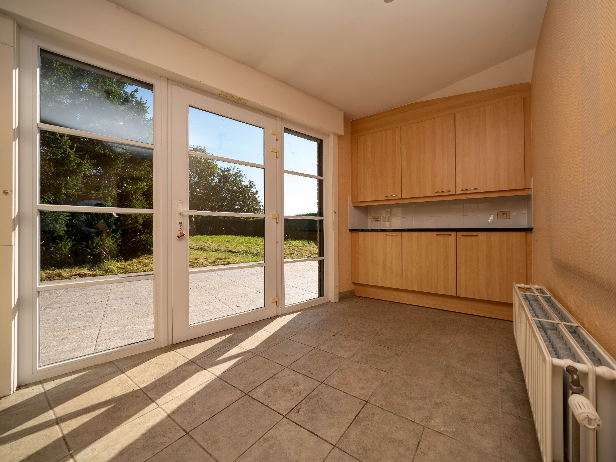 Lichtrijke, ruime woning met 3 kamers, garage en tuin 