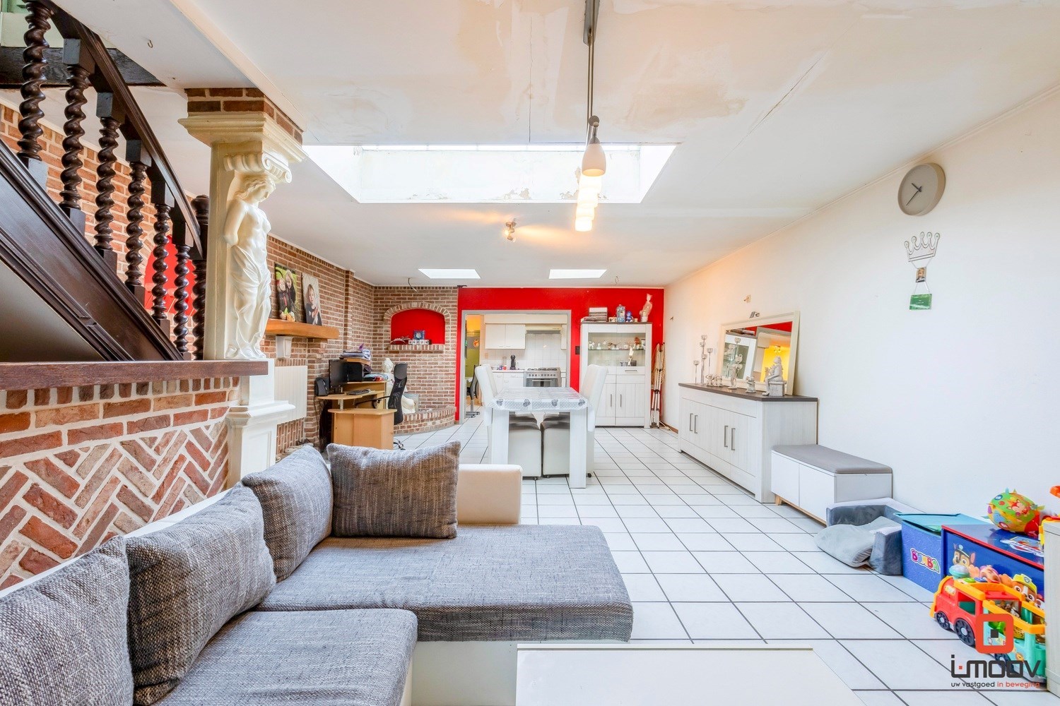 Te renoveren eengezinswoning met voldoende parkeermogelijkheden. 