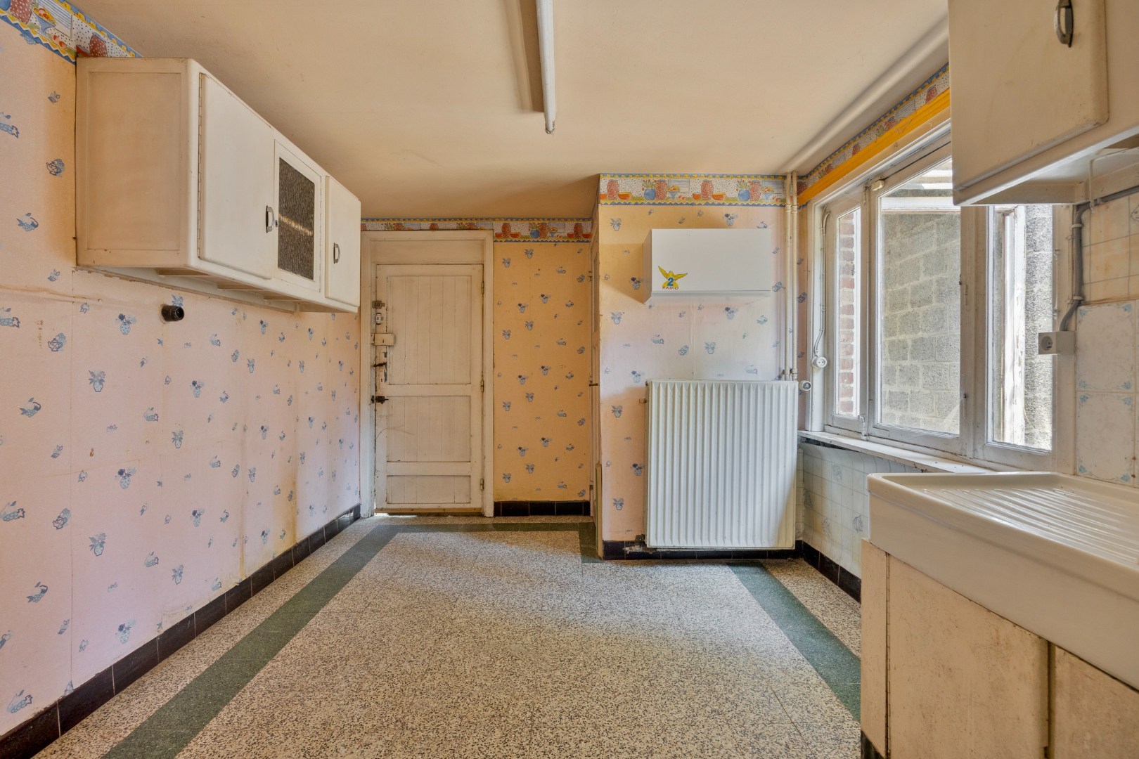 Ruime te renoveren woning met 3 slaapkamers in Lubbeek met doorgang langs het perceel van de buren. EPC: 736 KWH/m² 