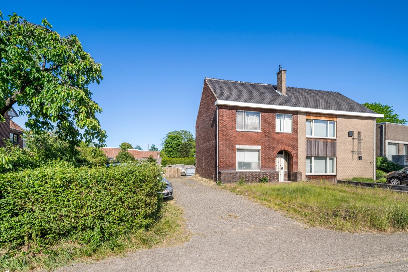 Halfvrijstaande woning op een perceel van 17a30ca met grote werkplaats van maar liefst 110 vierkante meter! 