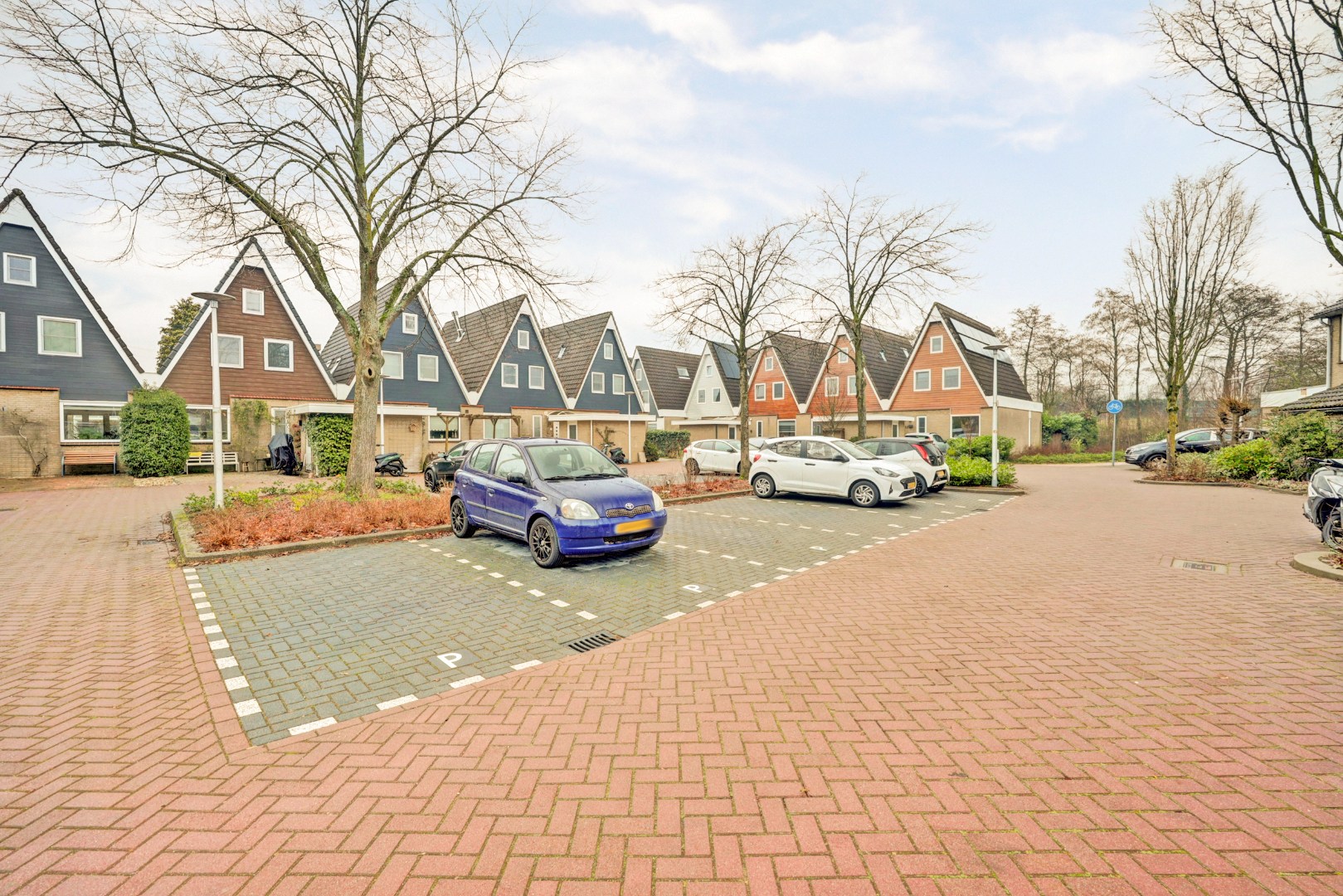 Ruime en lichte 2-onder-1-kap woning met parkeerplaats, garage, 3 slaapkamers, en zonnige tuin op het zuidwesten direct aan het water 