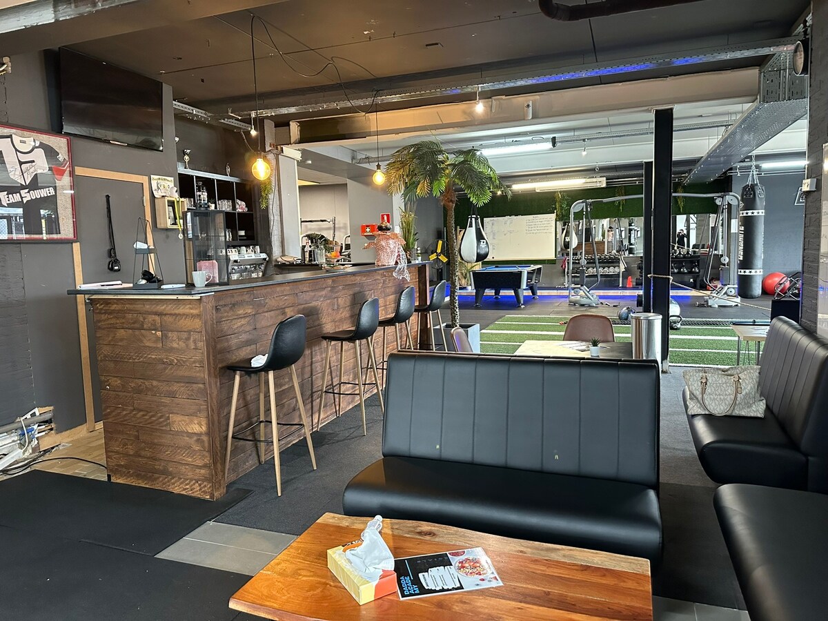 Handelsgelijkvloers met 2 winkels, kantoren, parking 