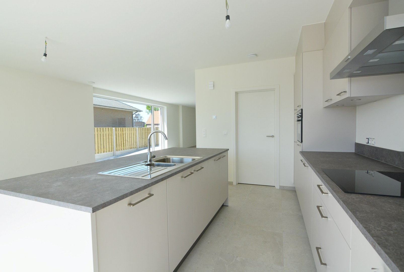 Moderne, energiezuinige, halfvrijstaande woning met carport op 3 a 80 ca. 