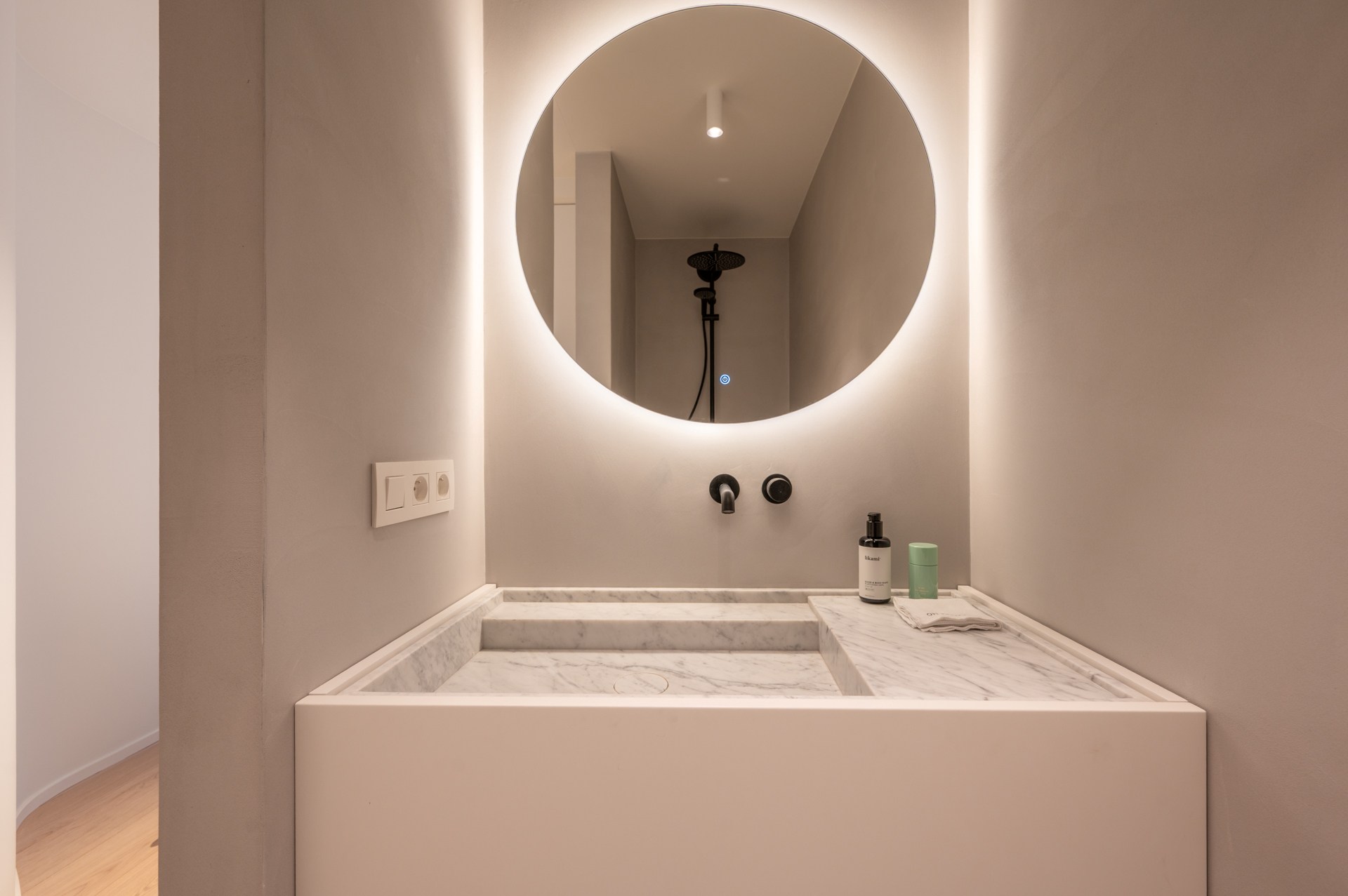 Prachtig gerenoveerd 2 slaapkamerappartement met zijdelings zeezicht centraal gelegen vlakbij de Lippenslaan te Knokke 