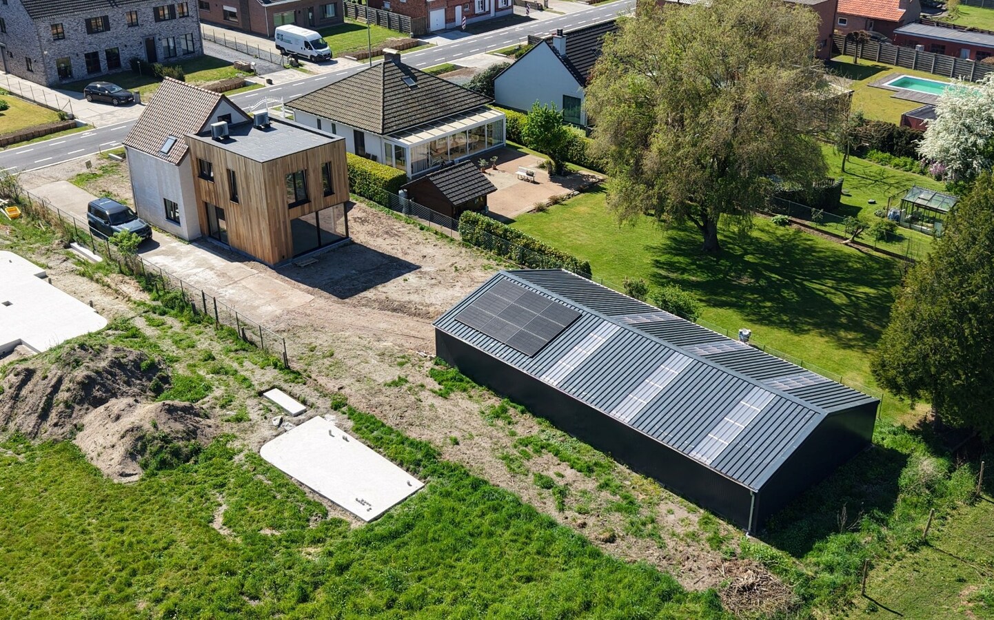 Vernieuwbouwwoning met ruim nieuwbouwmagazijn van 155 m² 