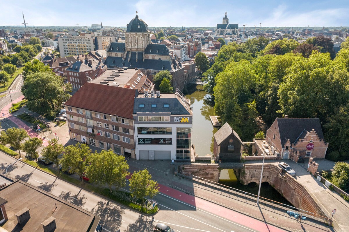 Kantoorpand met handelsruimte te koop nabij Mechelen station